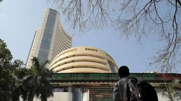 Sensex Take off Over 300 Points; Nifty Hovers At 15,000; Banking Shares Top Gainer