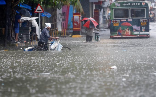 People Shifted As Mumbai Mithi River Swells