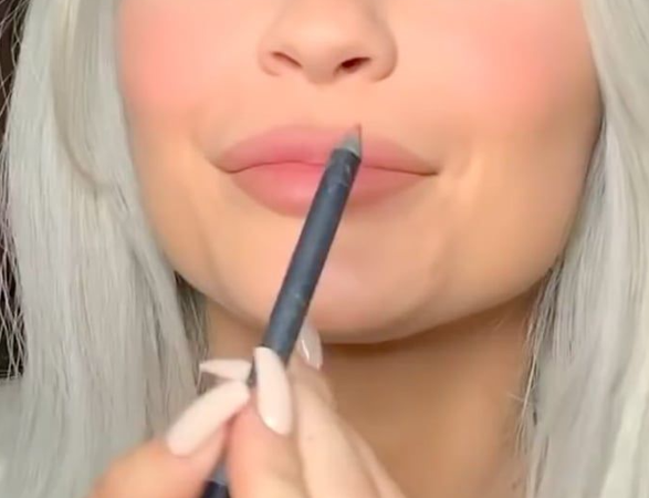 How to stop your lipstick from smudging under your face