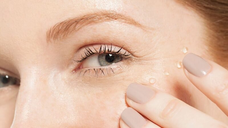 Eye gel-11 Useful tips to apply Eye gel Perfectly!