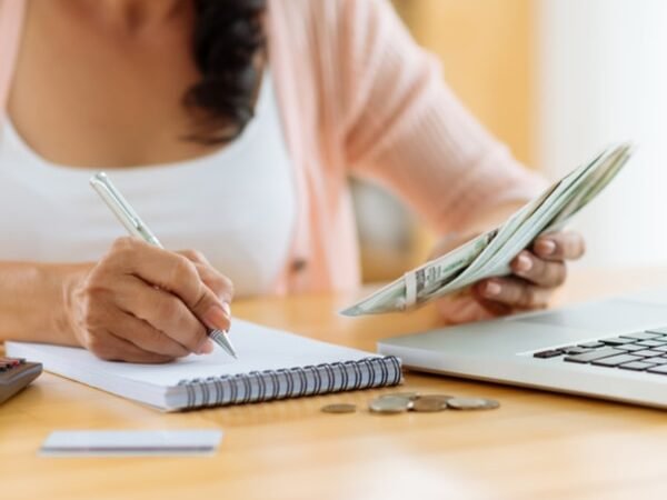 6 Smart Financial Habits Every Woman must Adopt