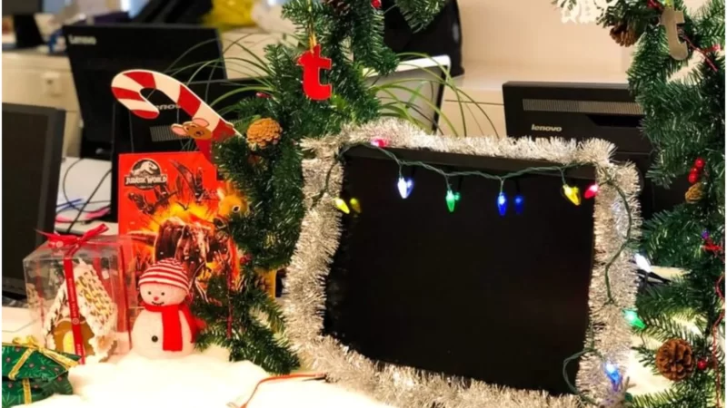 Decorate the workplace cubicle For Christmas celebration
