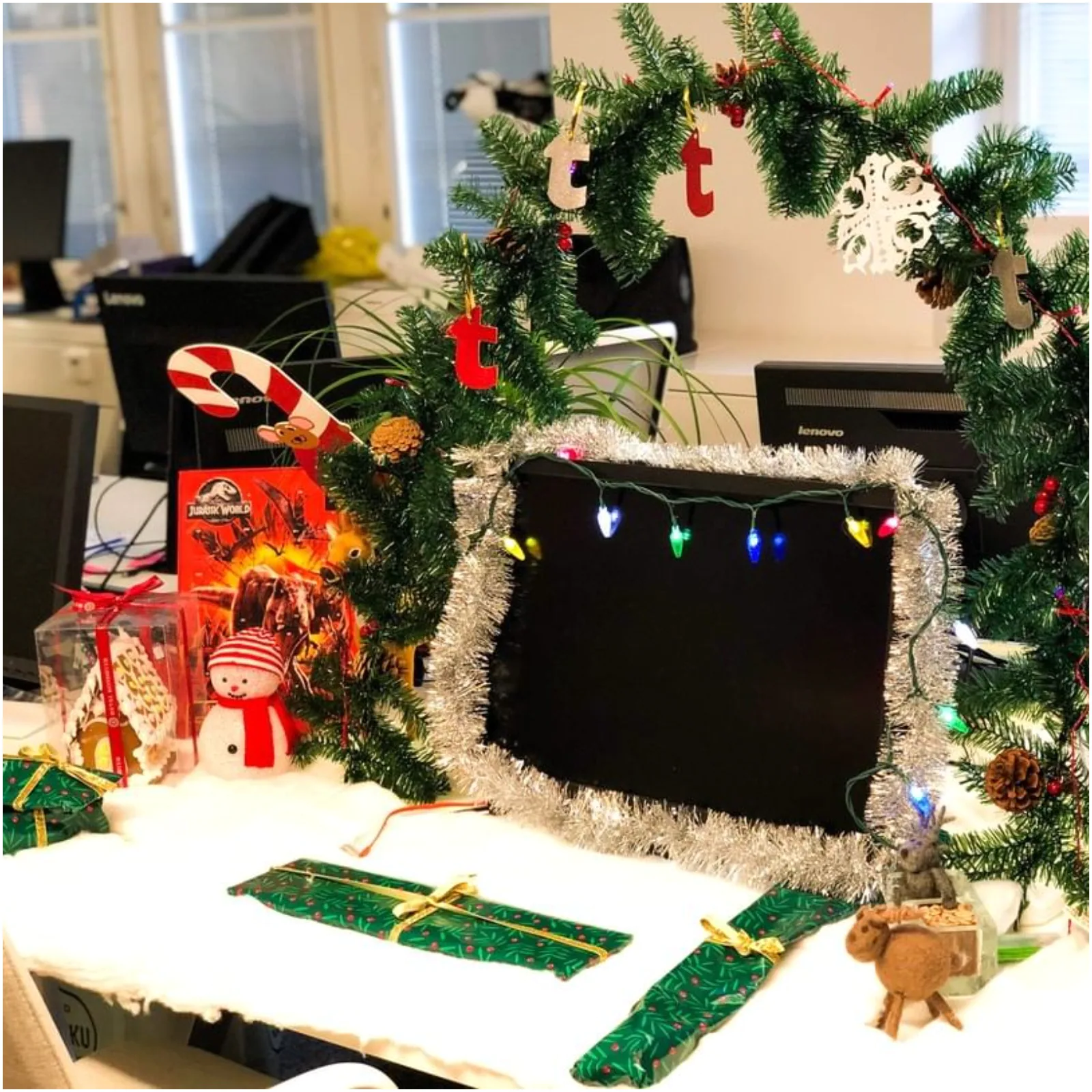 Decorate the workplace cubicle For Christmas celebration