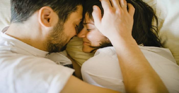 5 Best Romantic ways to wake your partner up in morning