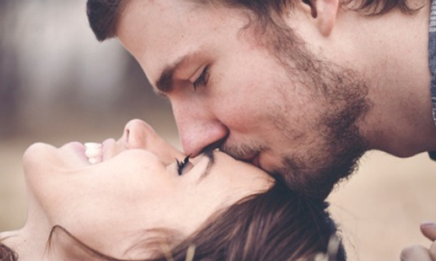 5 kissing techniques that will drive a man wild