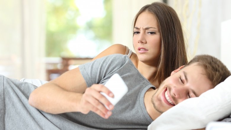 5 Signs That your Husband is Leading Double life