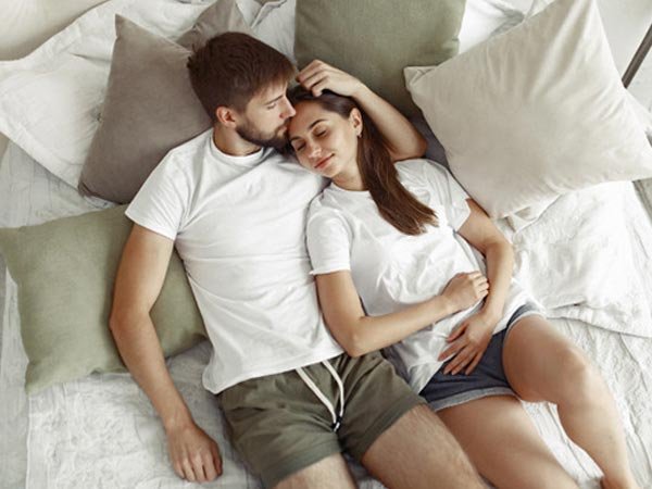 5 Best Romantic ways to wake your partner up in morning