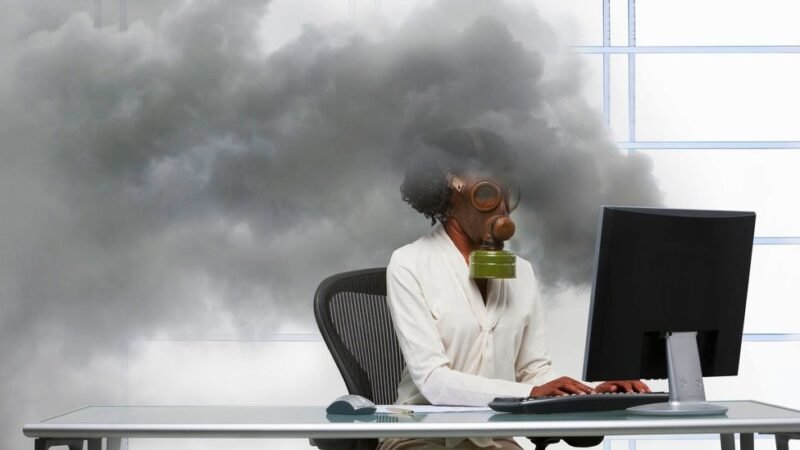 6 Signs That Your Workplace Is A Toxic One