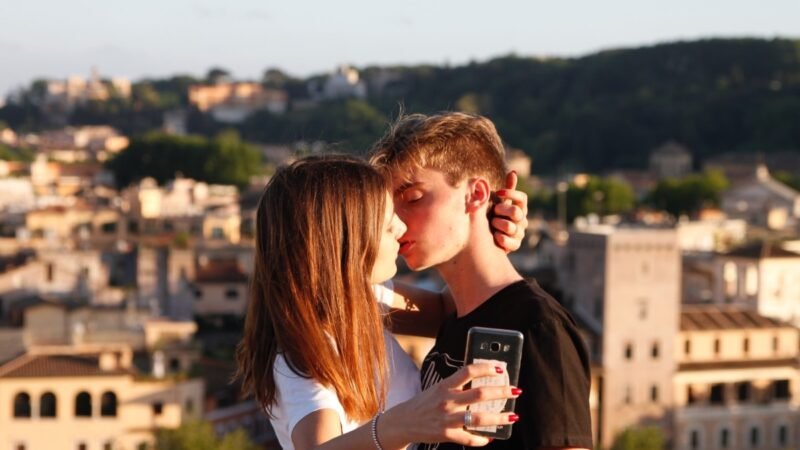 5 Ways in which social media can change your relationship