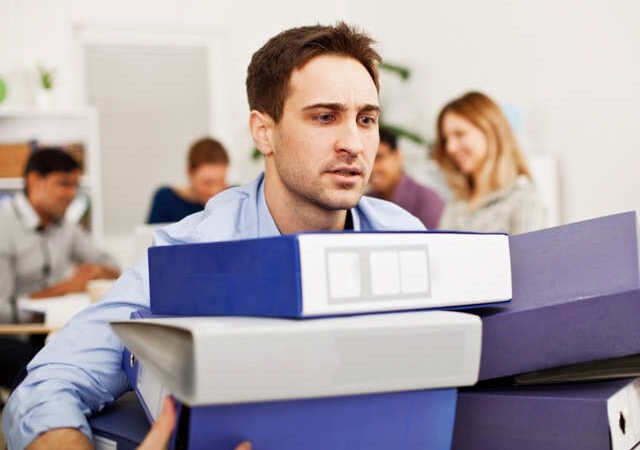 Habits that make you unpopular among colleagues