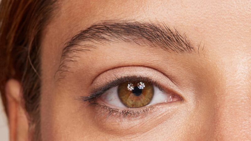 Makeup that makes your dark circles perceptible